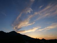 Wolkenexplosion über den Bergen